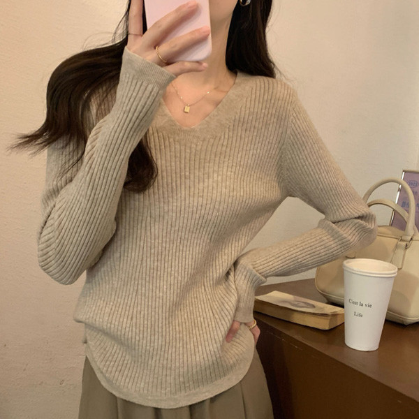 ALORA 小女人V領針織上衣 