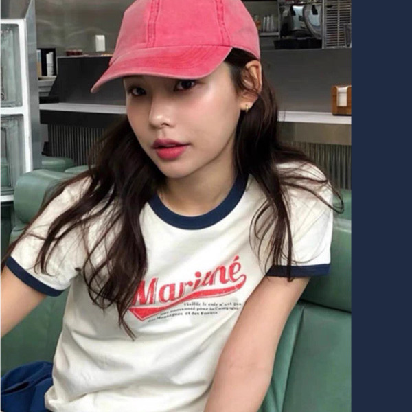 ALORA 滾邊草寫英文撞色短T 