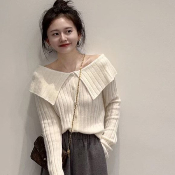 ALORA 甜系翻領奶白針織上衣 