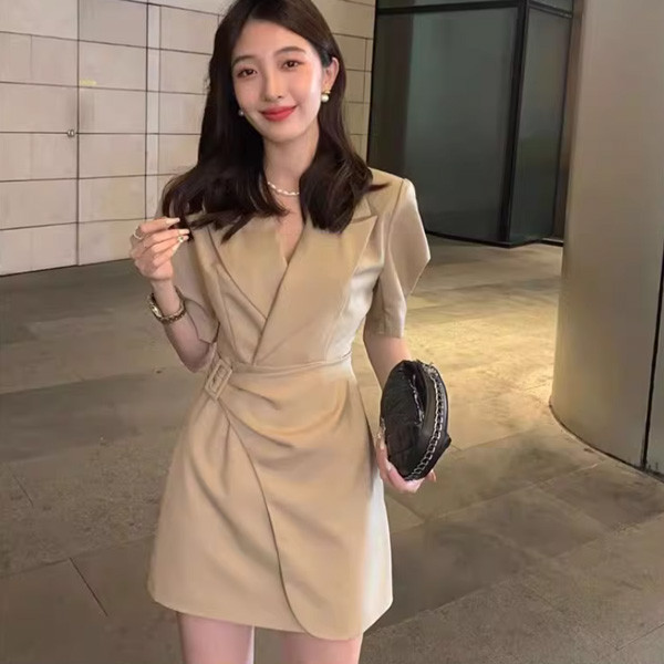 ALORA 質感西裝收腰扣帶洋裝 