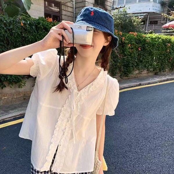 ALORA 甜美木耳邊V領上衣 