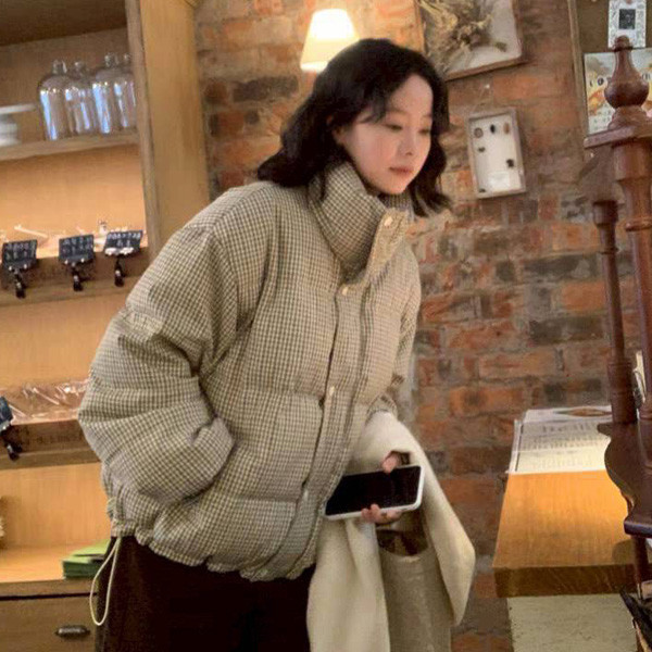 ALORA 暖霧格紋立領鋪棉外套 