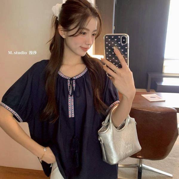 ALORA 輕柔刺繡流蘇綁帶上衣 