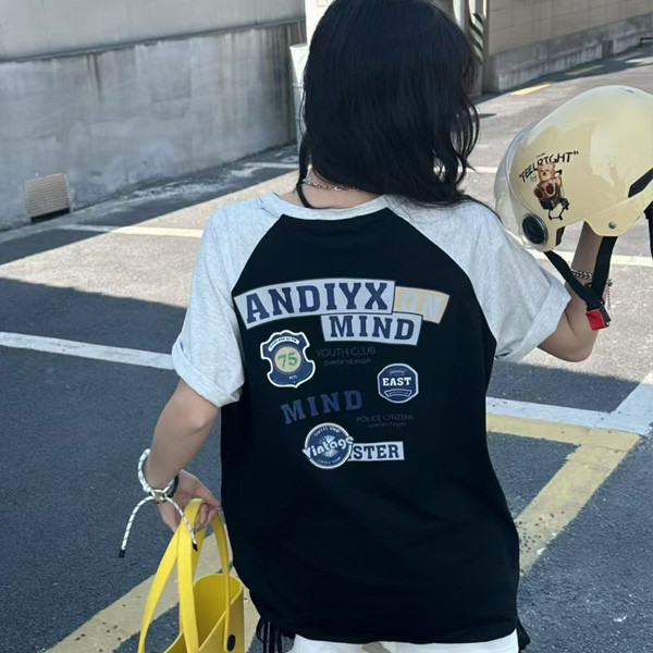ALORA 背後滿滿徽章拼接袖短T 