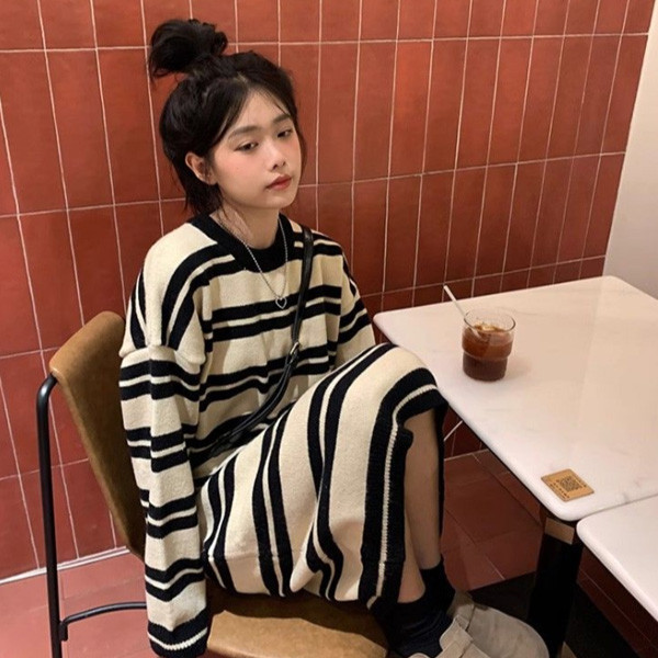 ALORA 杏黑條紋針織洋裝 