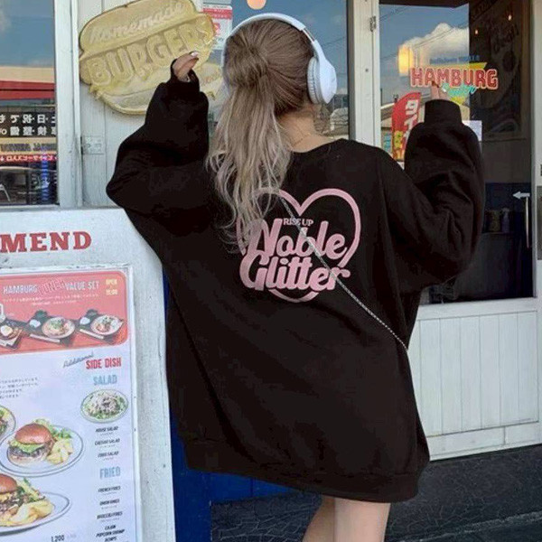 ALORA 酷感愛心英文印花衛衣 