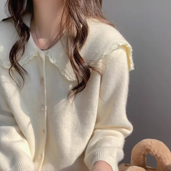 ALORA 大翻領蕾絲開扣針織毛衣 