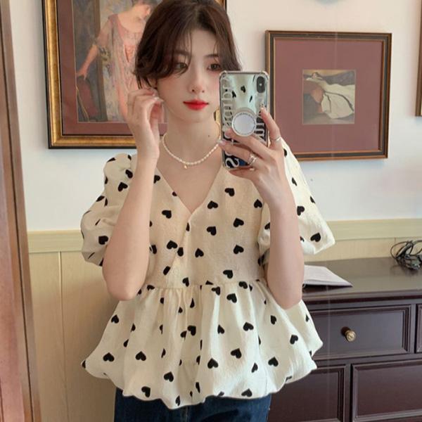 ALORA 滿版愛心V領泡泡袖上衣 