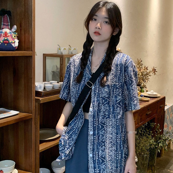 ALORA 復古藍白印刷感襯衫 