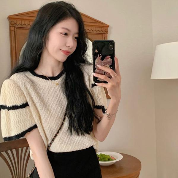 ALORA 淑女滾邊飛袖針織上衣 