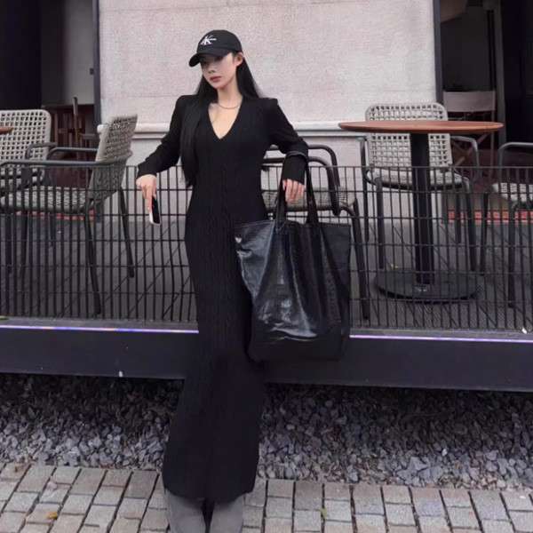 ALORA 性感V領麻花針織洋裝 