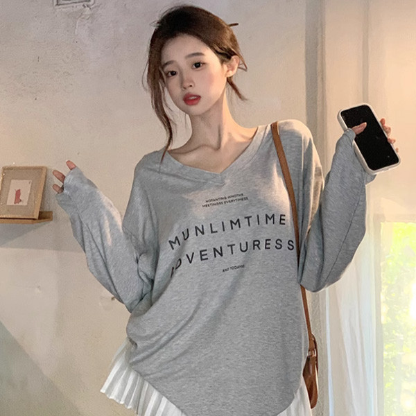 ALORA 隨興V領英文字長T 