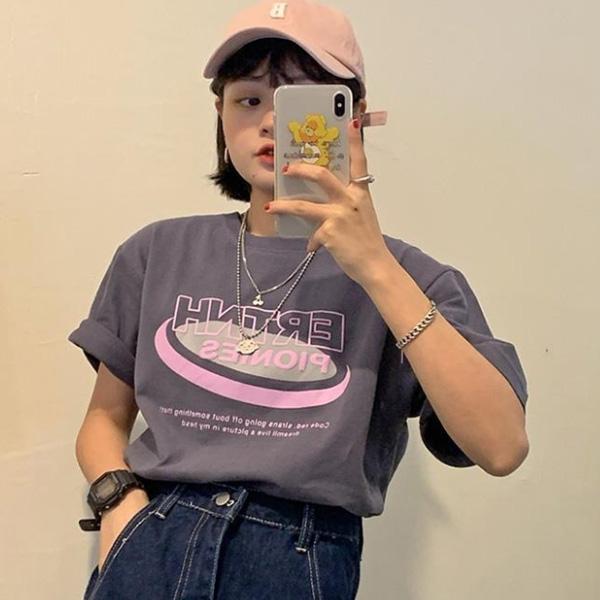 ALORA 俐落配色英文字印花短T 