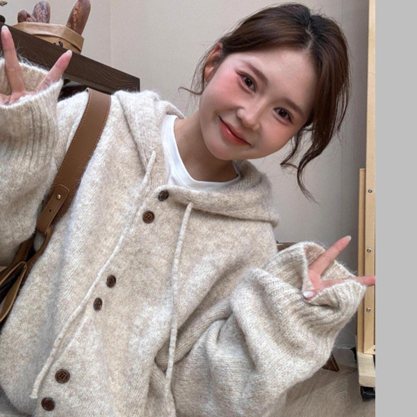 ALORA 雙扣設計連帽針織 