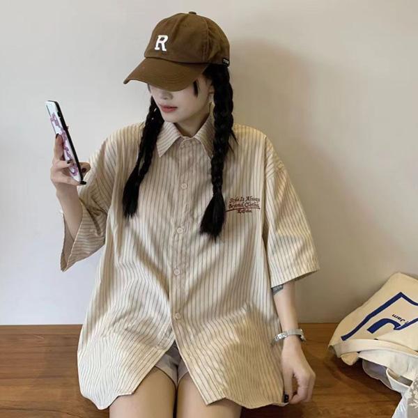 ALORA 英文刺繡直條短袖襯衫 