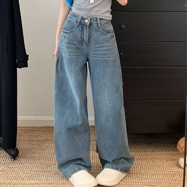 ALORA 輕鬆駕馭的寬鬆彎刀牛仔褲 