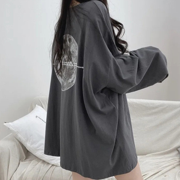 ALORA 背面星球印花長T 