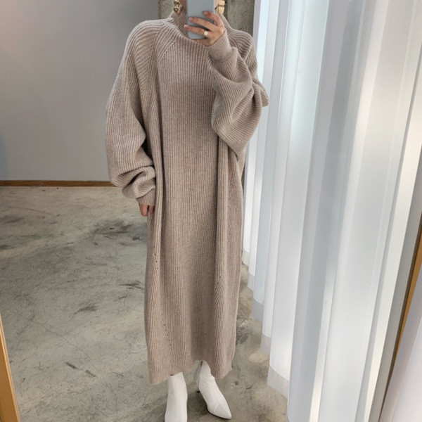 ALORA 落肩純色高領針織洋裝 