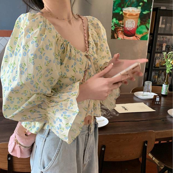 ALORA 藍色碎花喇叭袖上衣 