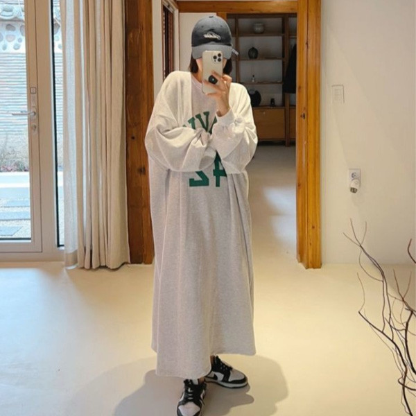 ALORA 數字42印花T恤洋裝 