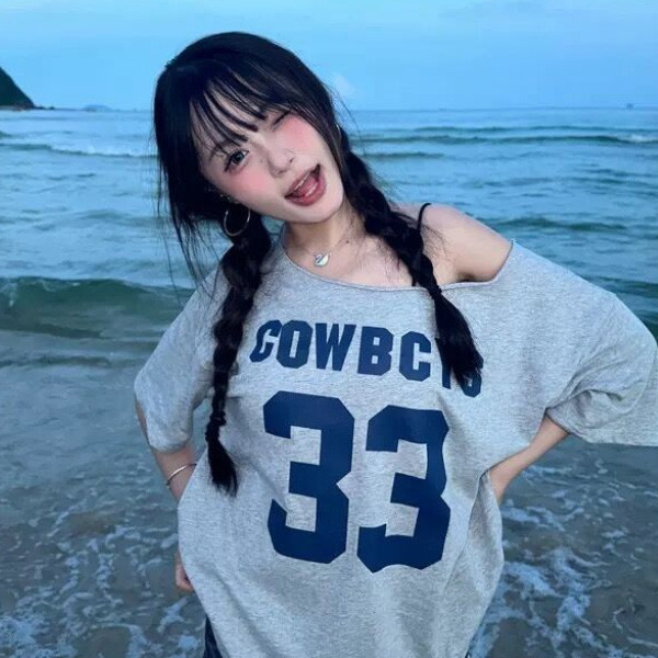 ALORA 數字33印花露肩短T 