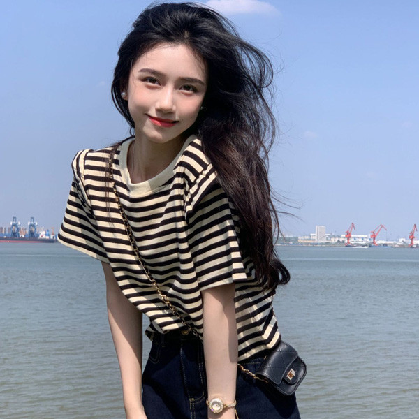 ALORA 黑白條紋拼接飛袖短T 