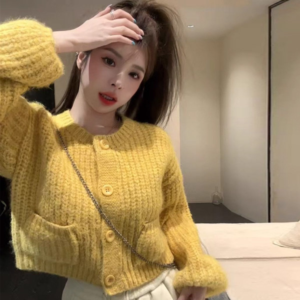 ALORA 蓬鬆感短版針織外套 