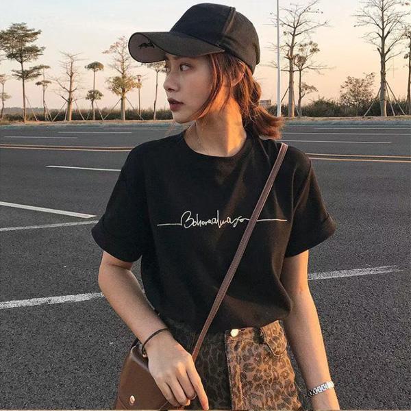 ALORA 小清新英文草寫短T 