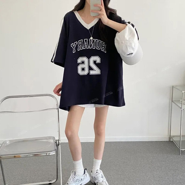 ALORA 運動感線條數字26短T 