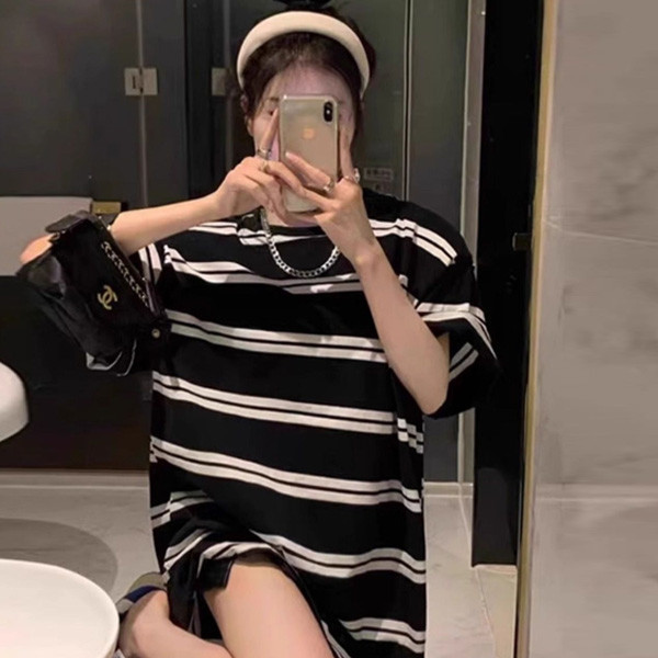ALORA 好看黑條紋色塊短T 