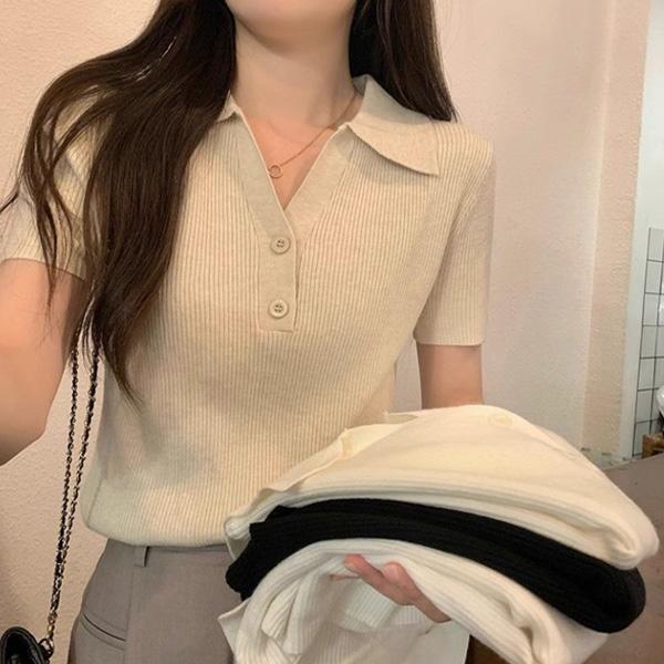 ALORA 二釦坑條針織POLO上衣 