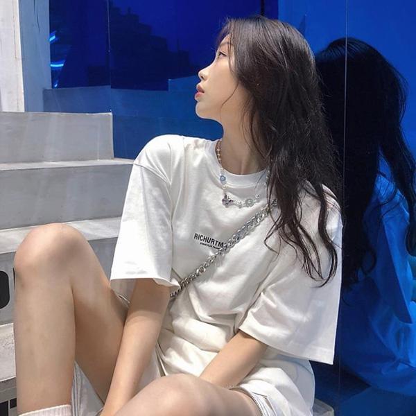 ALORA 街頭小英文字短T 