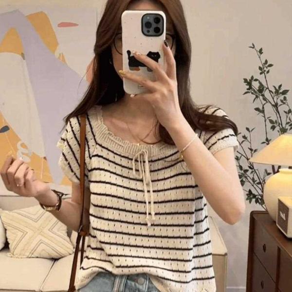 ALORA 領口綁帶橫條紋針織上衣 