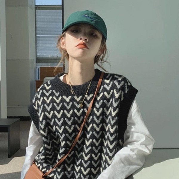 ALORA 勾勾滿版針織背心馬甲 