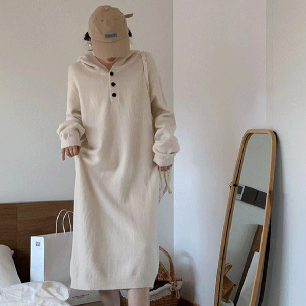 ALORA 淨版三粒扣連帽針織洋裝 