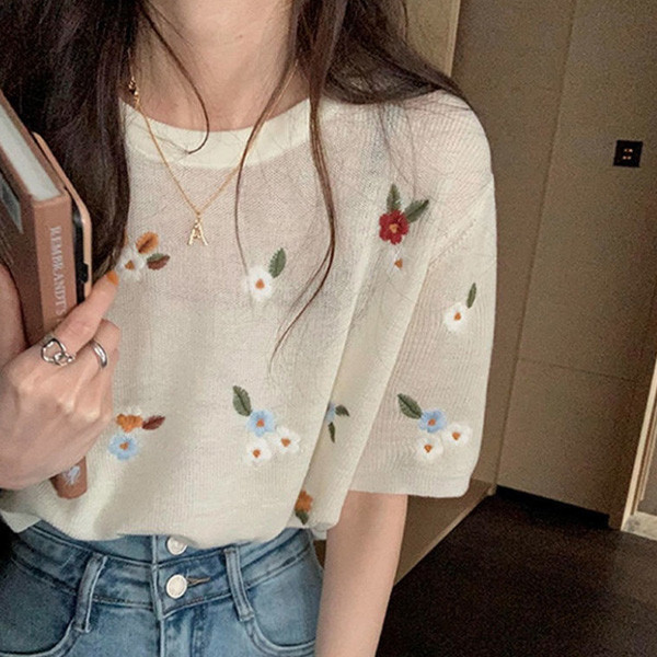 ALORA 小花朵刺繡針織上衣 