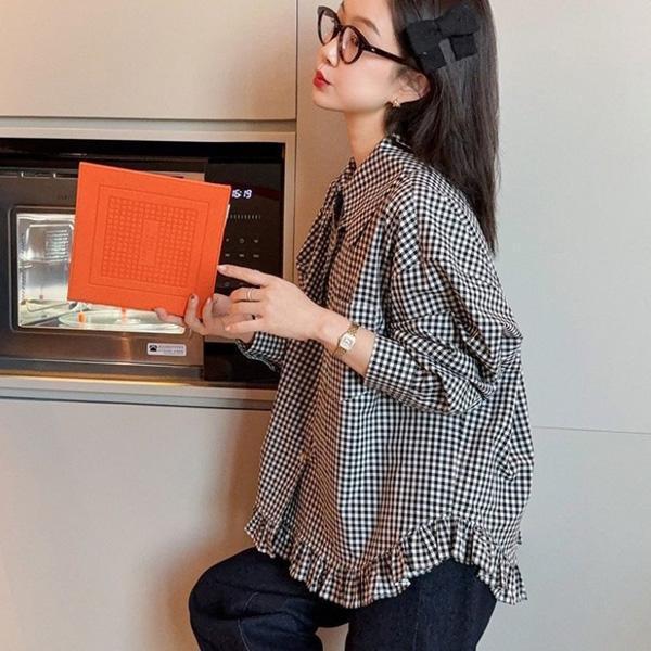 ALORA 小格子下擺荷葉襯衫 