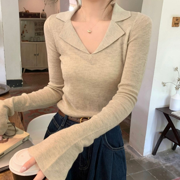 ALORA 性感翻領喇叭袖針織上衣 