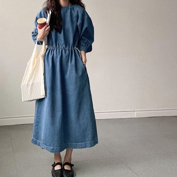 ALORA 早秋抽繩縮腰牛仔洋裝 