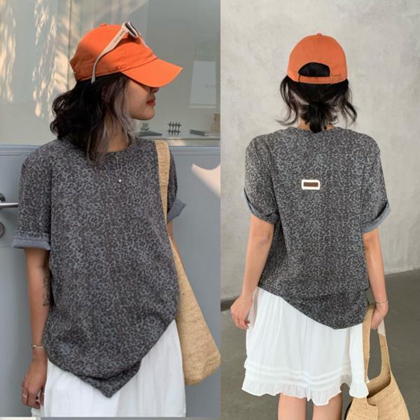 ALORA 後標籤低飽和豹紋短T 