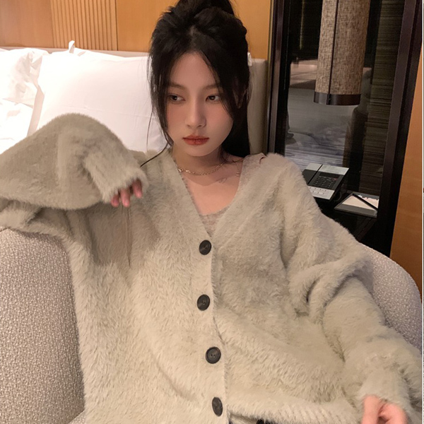 ALORA 柔軟毛海V領黑釦針織外套 