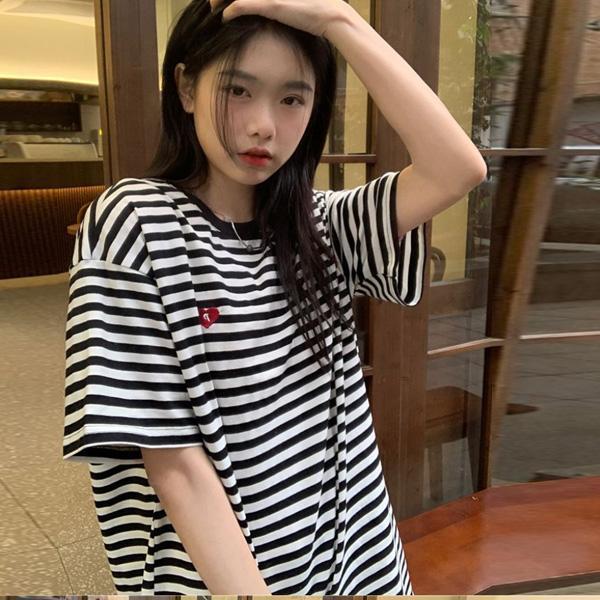 ALORA 愛心刺繡橫條紋短T 