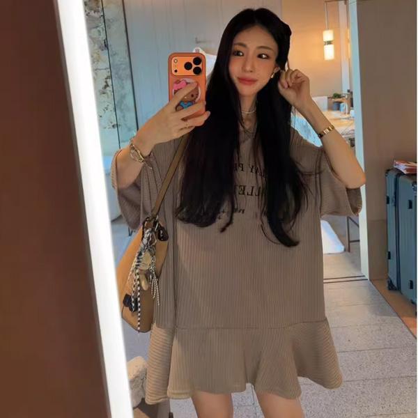 ALORA 英文印花坑條感魚尾洋裝 