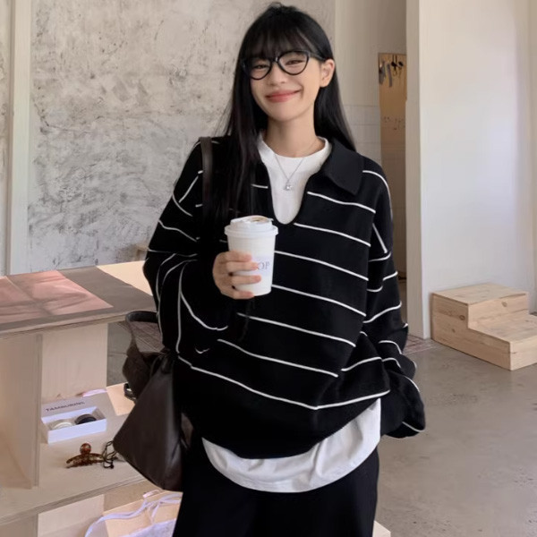 ALORA 黑白條POLO領針織上衣 