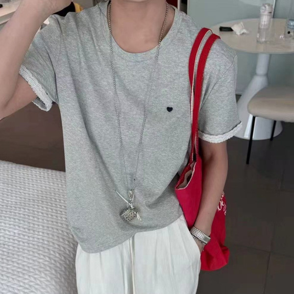 ALORA 袖口拼接蕾絲愛心電繡短T 