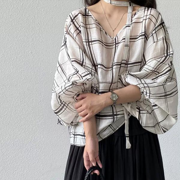 ALORA 鬆弛V領格紋氣質襯衫 