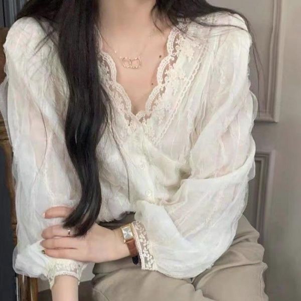 ALORA 皺皺感V領蕾絲襯衫 