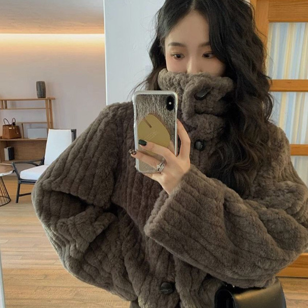 ALORA 毛絨立領短款外套 