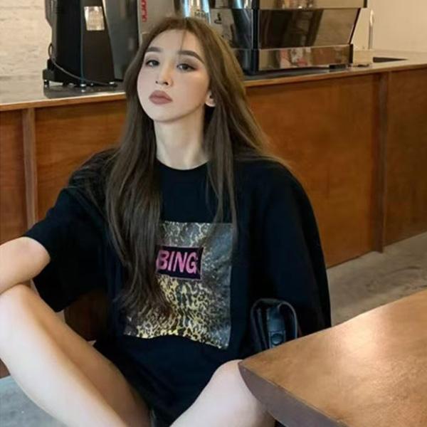 ALORA 方塊豹紋印花短T 