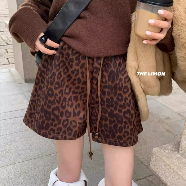 ALORA 顯瘦豹紋抓毛短褲 